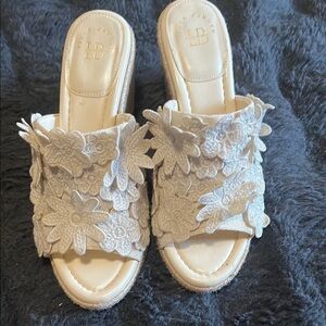 Vince Camuto x Laura Beverlin Daisy Wedge Mule Cream 9